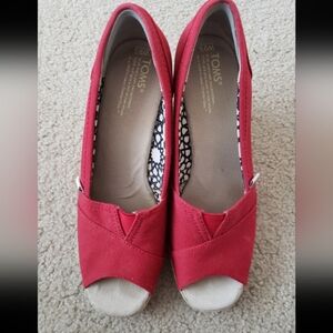 Tom's | Red Canvas Peep-Toe Calypso Wedges
